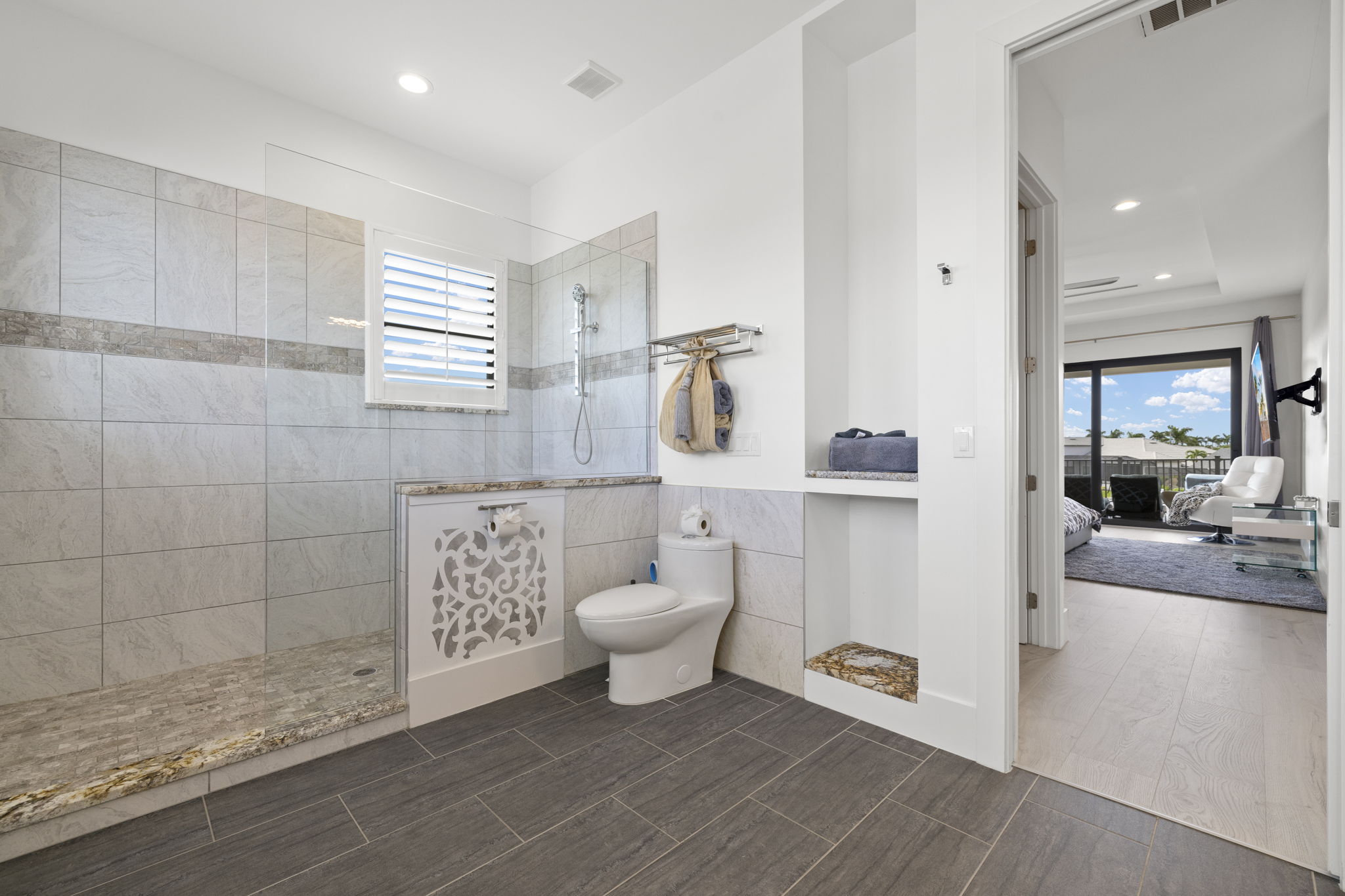 Primary Bathroom (3)