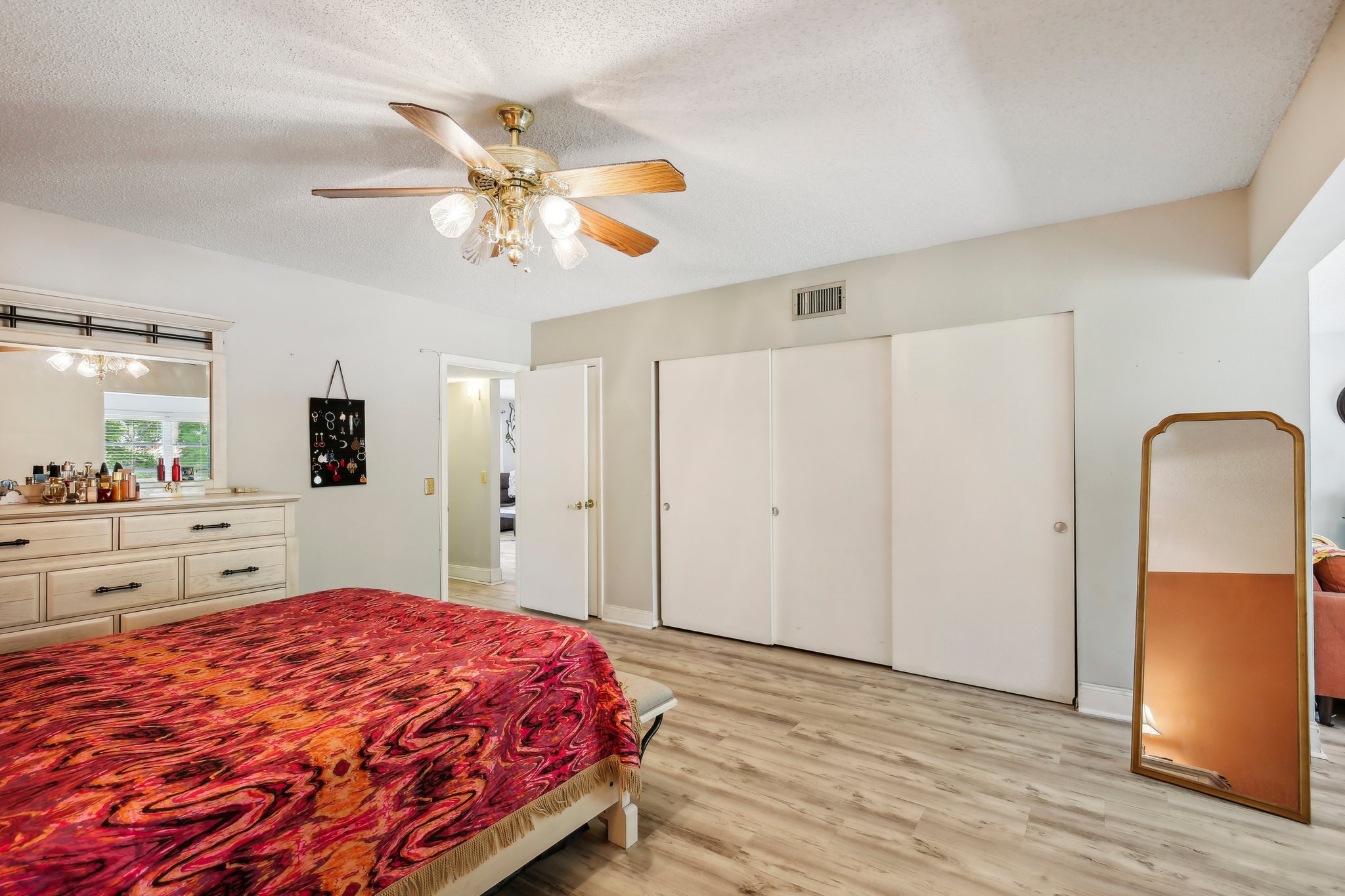 World Pkwy Blvd 26-1805-016.jpg