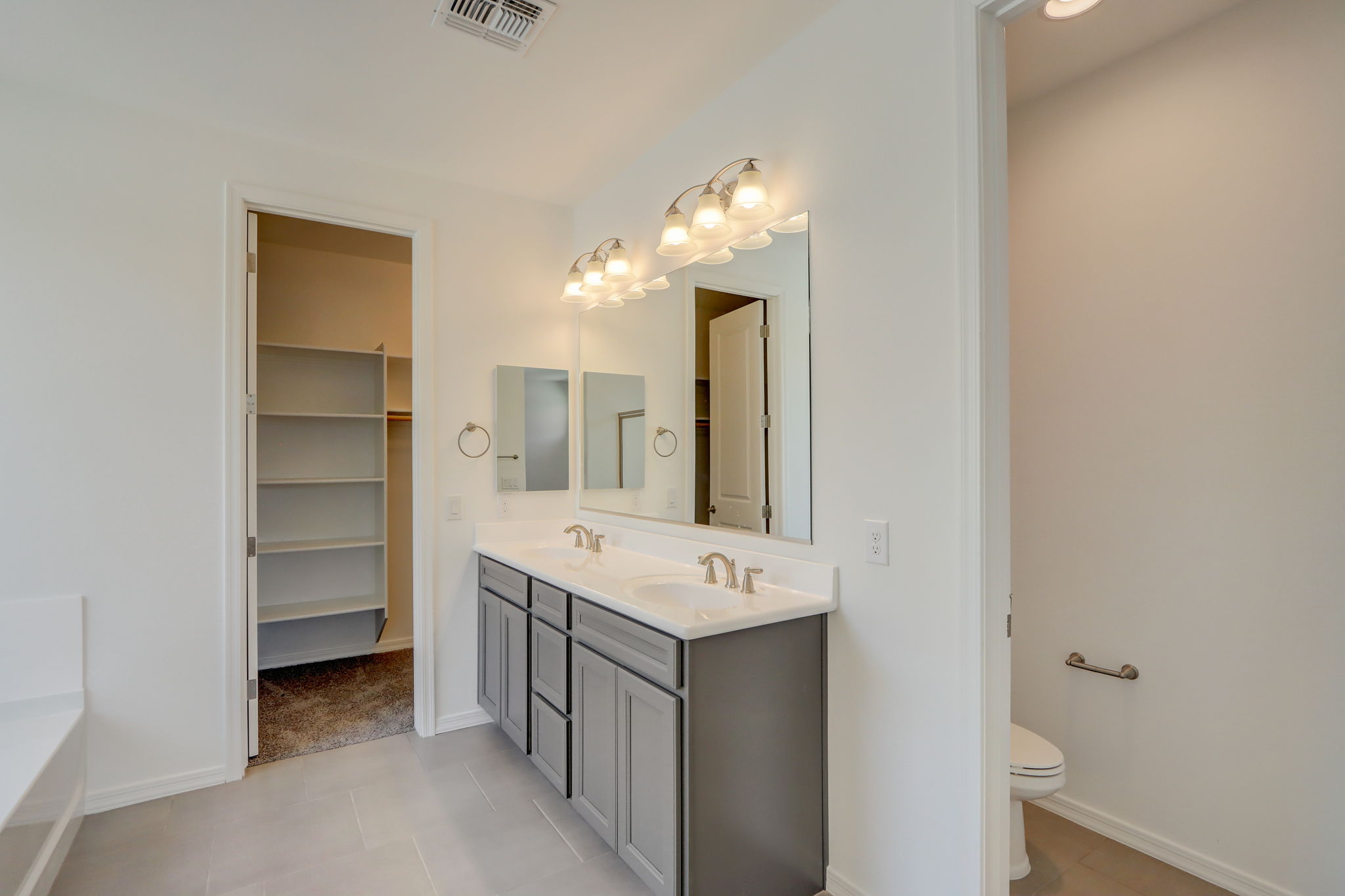 W Gross Ave-029