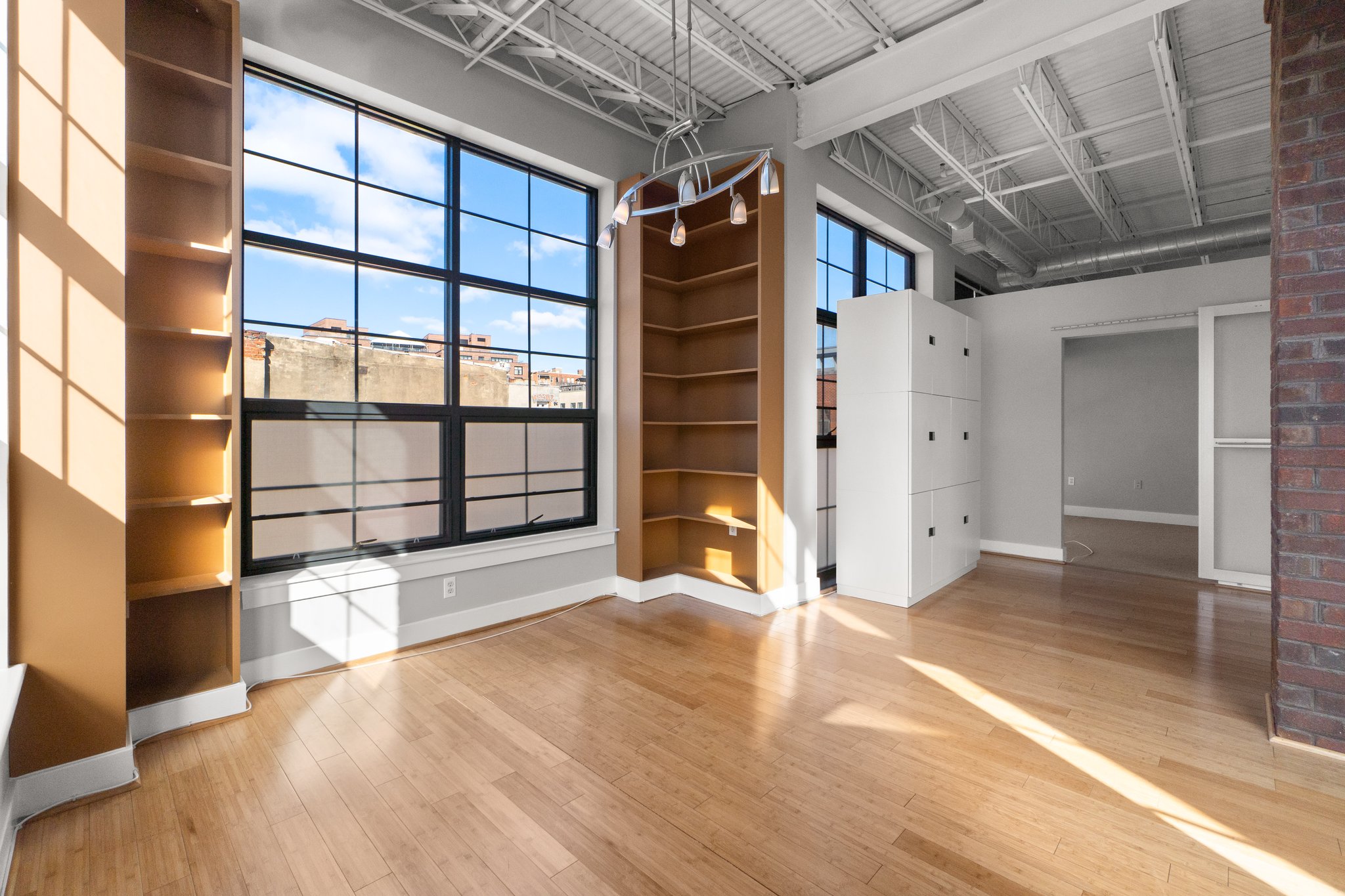 20. 2421 18th St NW.jpg