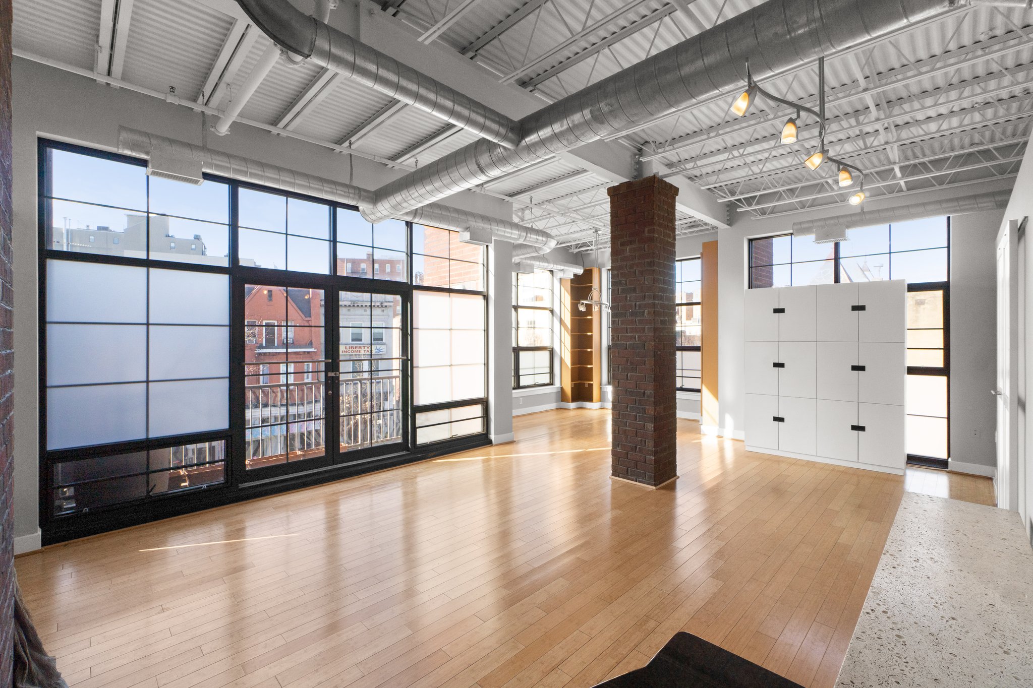 17. 2421 18th St NW.jpg