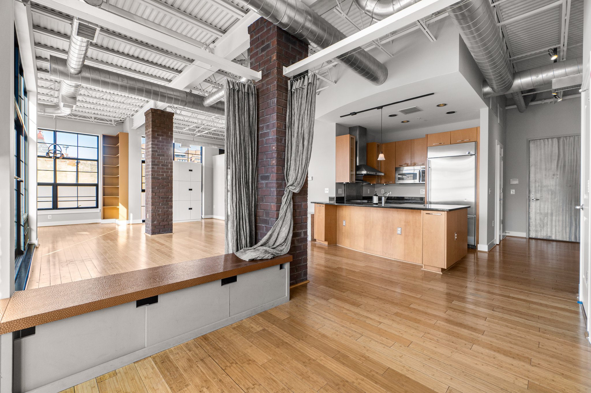15. 2421 18th St NW.jpg