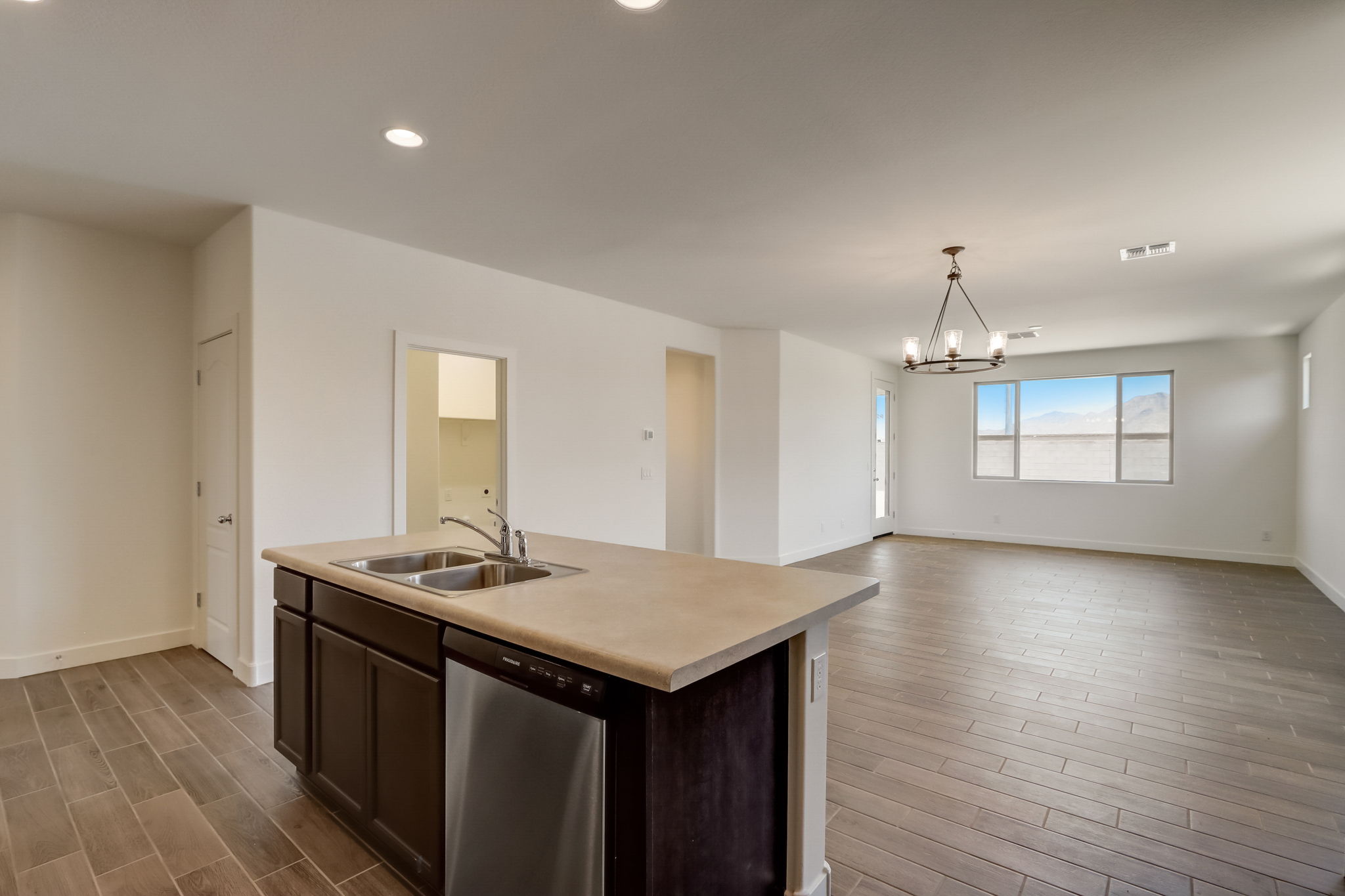 W Gross Ave-014