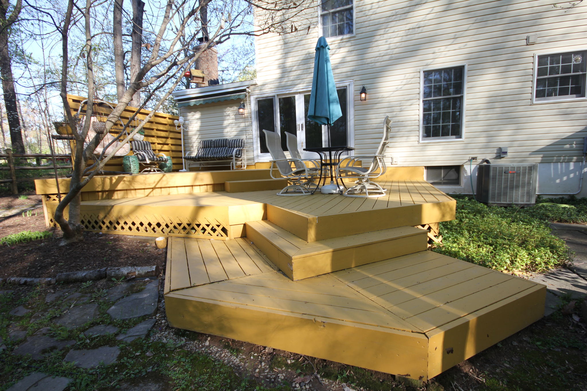 Tiered deck w/retractable awning, privacy screen