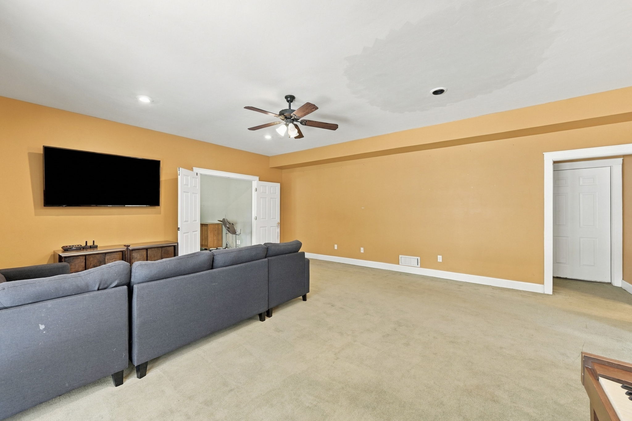 Family room 3
