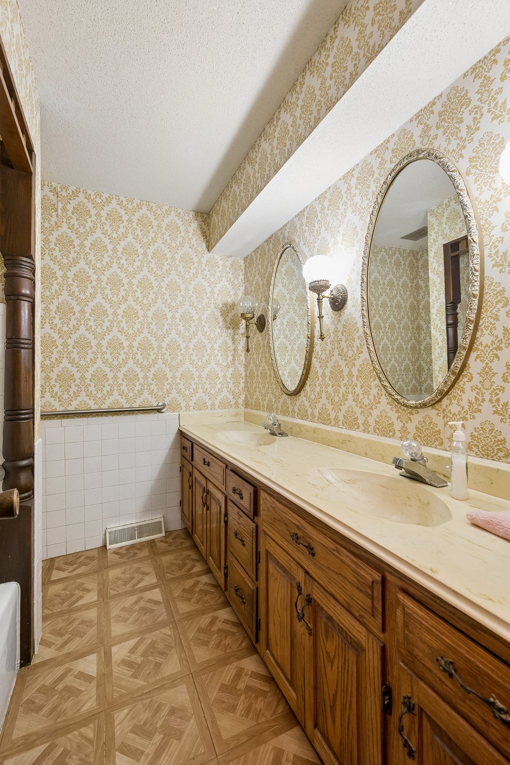 9018 - 24356 W 55th St_019.jpg