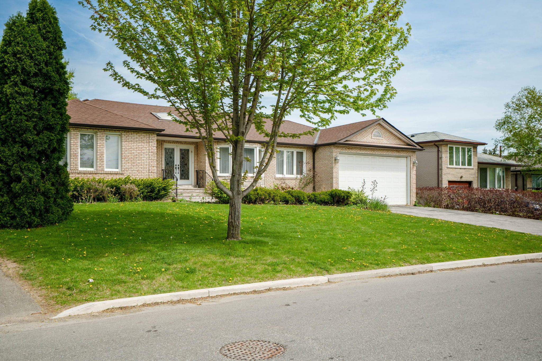 244 Waterloo Ave Toronto, ON M3H 3Z4