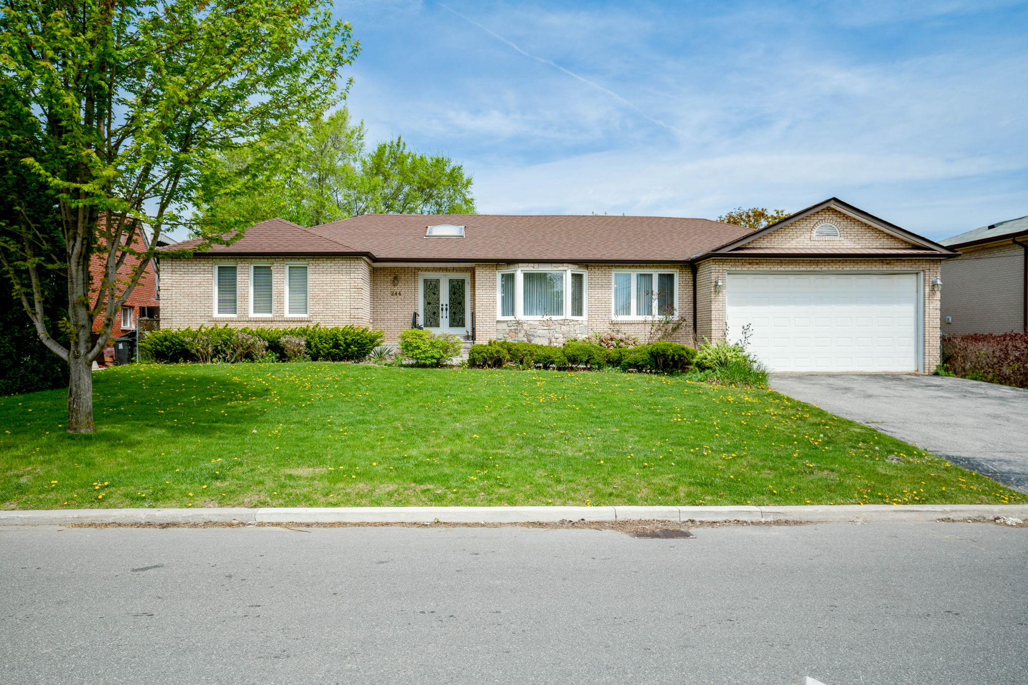 244 Waterloo Ave Toronto, ON M3H 3Z4