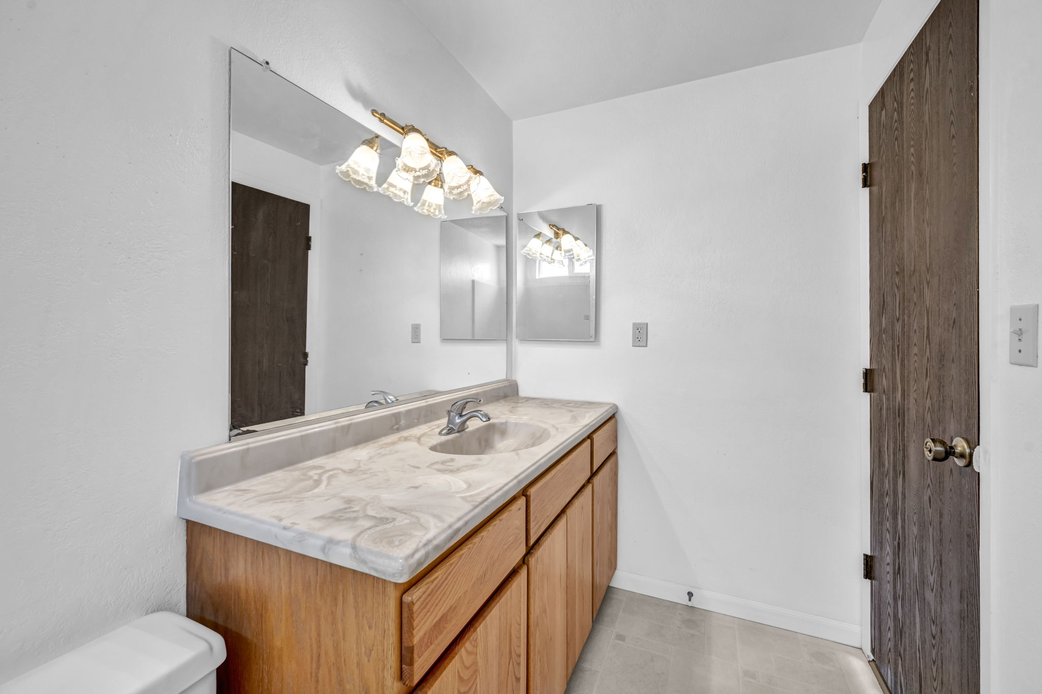 2440 Seneca Dr_47