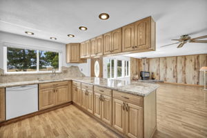 2440 Seneca Dr_24