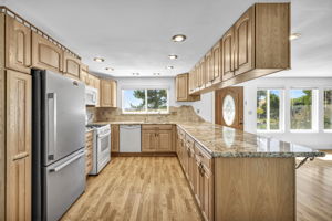 2440 Seneca Dr_23