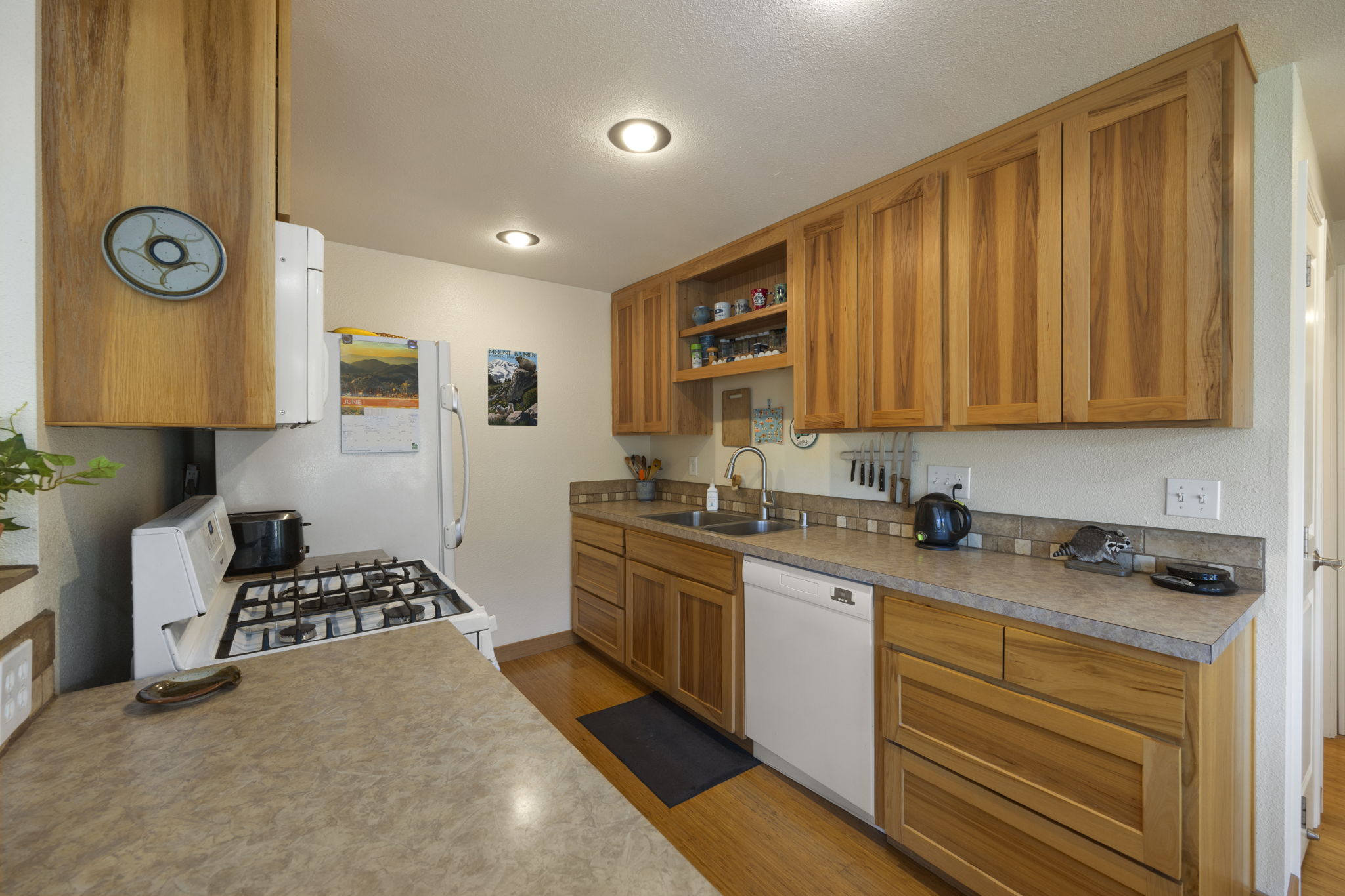 Beautiful newer cabinets