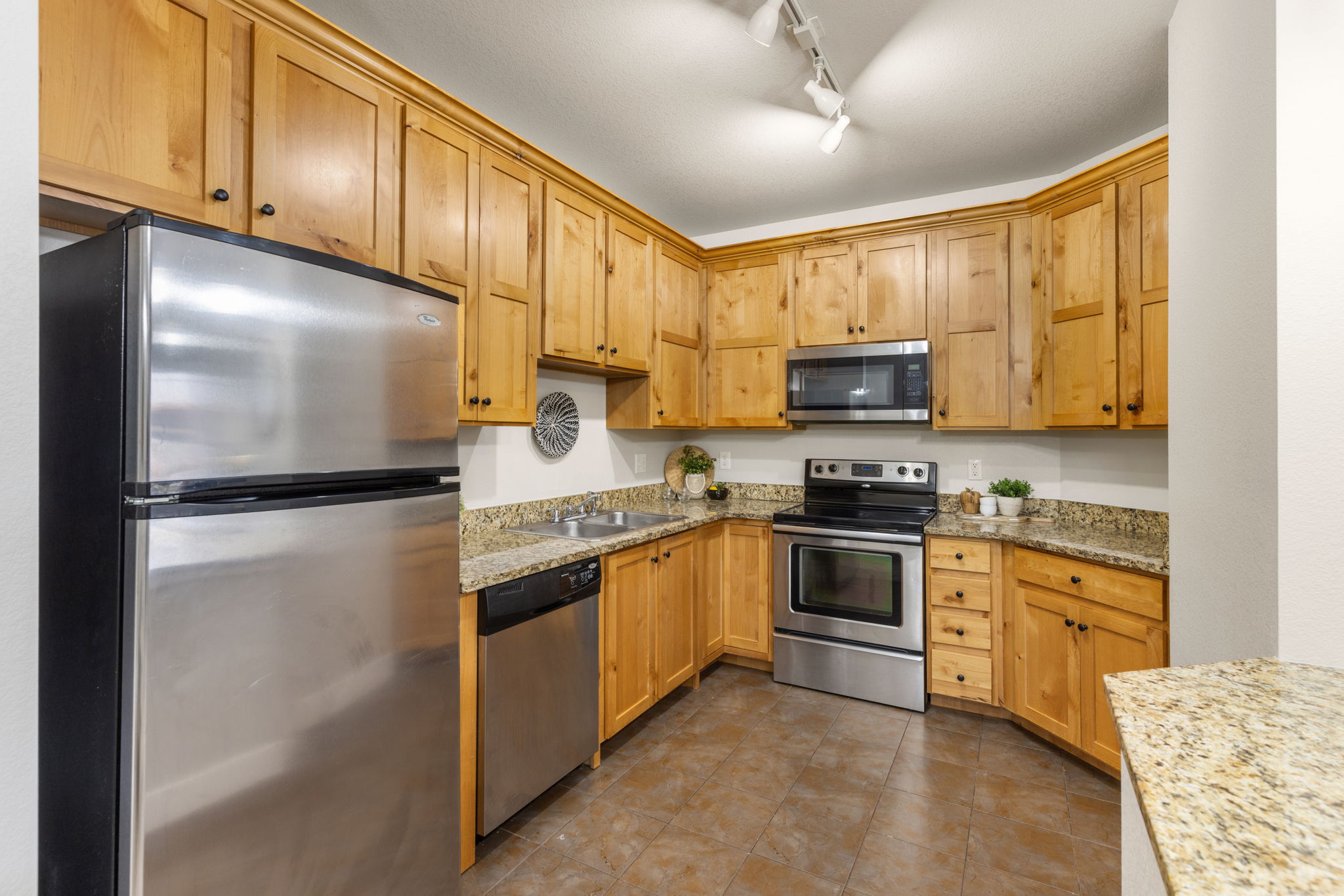 All St Stl Appliances, Granite Counters & Tons of Cabinets