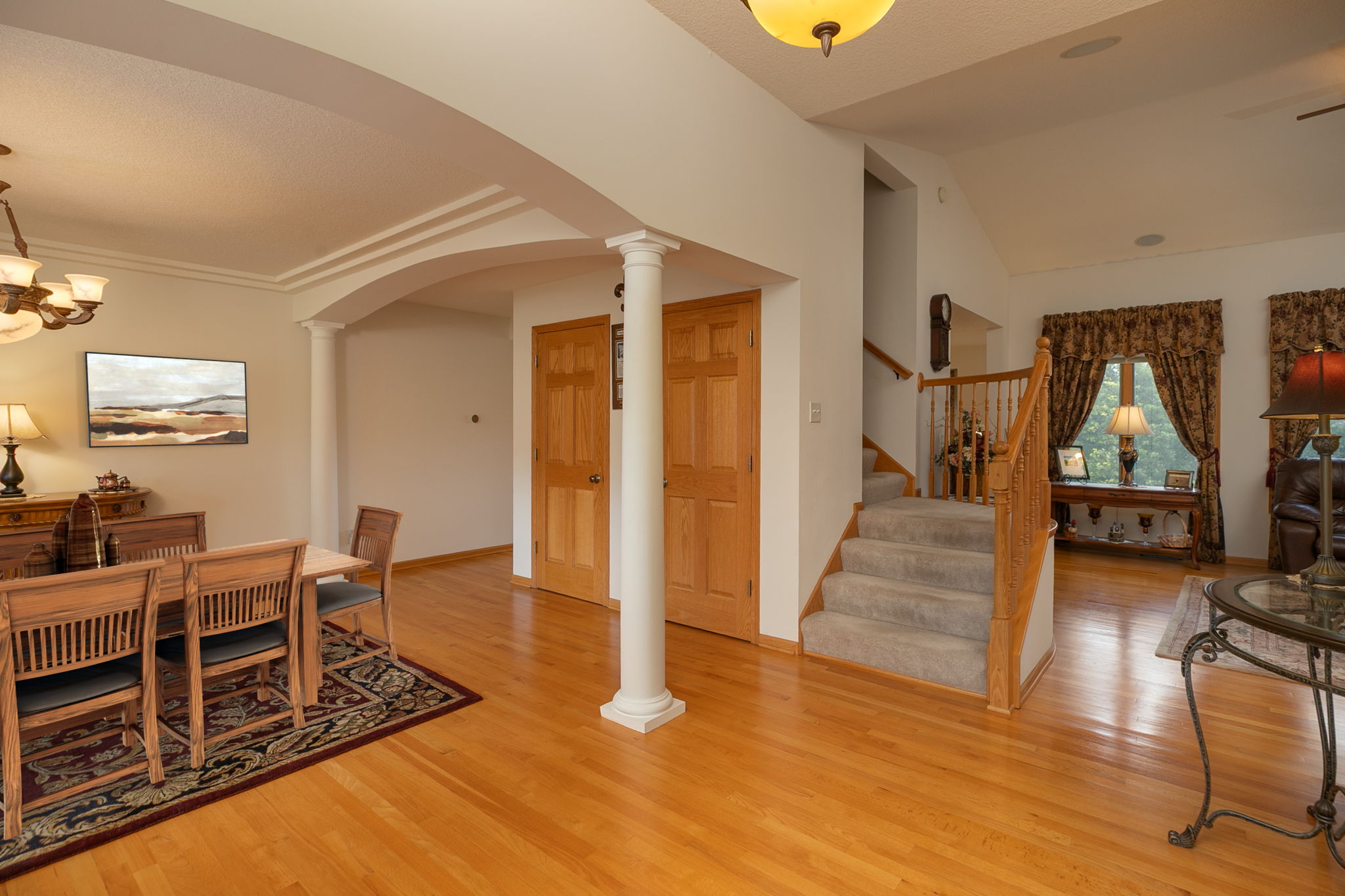2447_Colleen_Ln_NE_16-Foyer_19-08-25_19_08