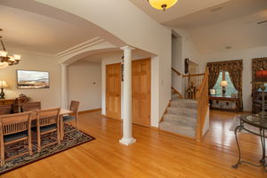 2447_Colleen_Ln_NE_16-Foyer_19-08-25_19_08
