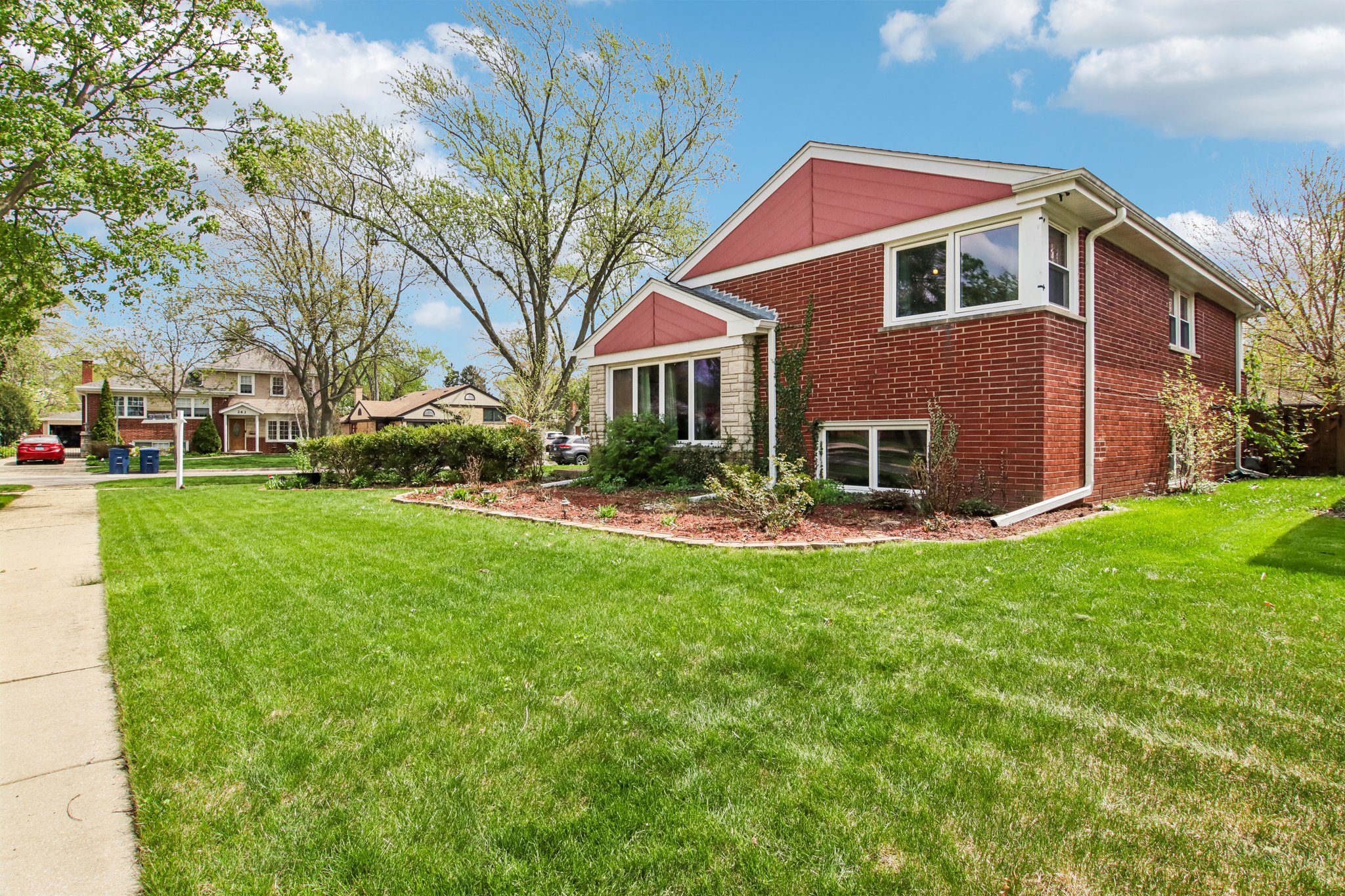 Amherst Ave-S2404-002.jpg