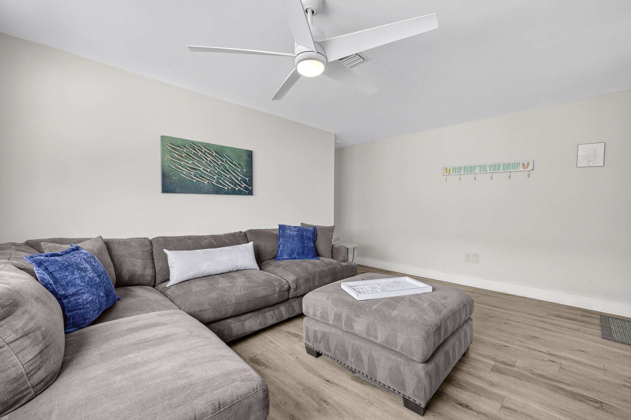Flip Flop - Living Room 3 of 3