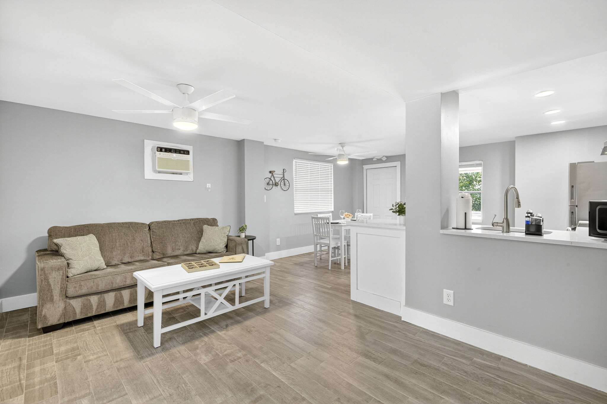 Seashell - Living Room 1 of 4