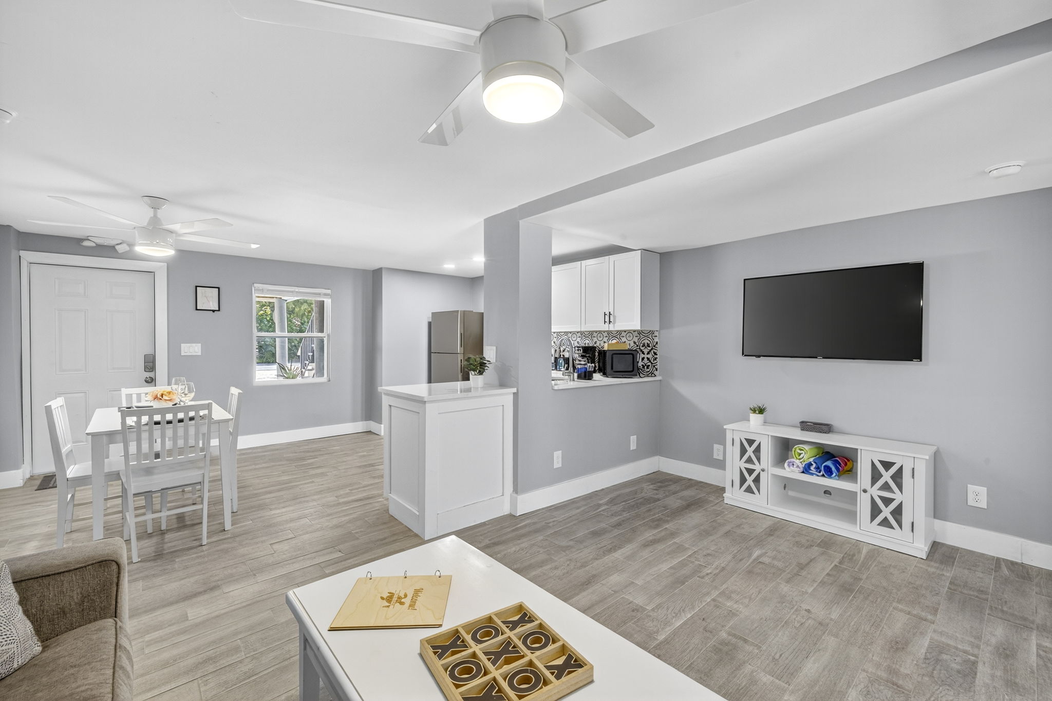 Seashell - Living Room 4 of 4