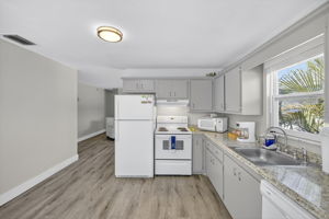 Manatee - Kitchen 2 of 3