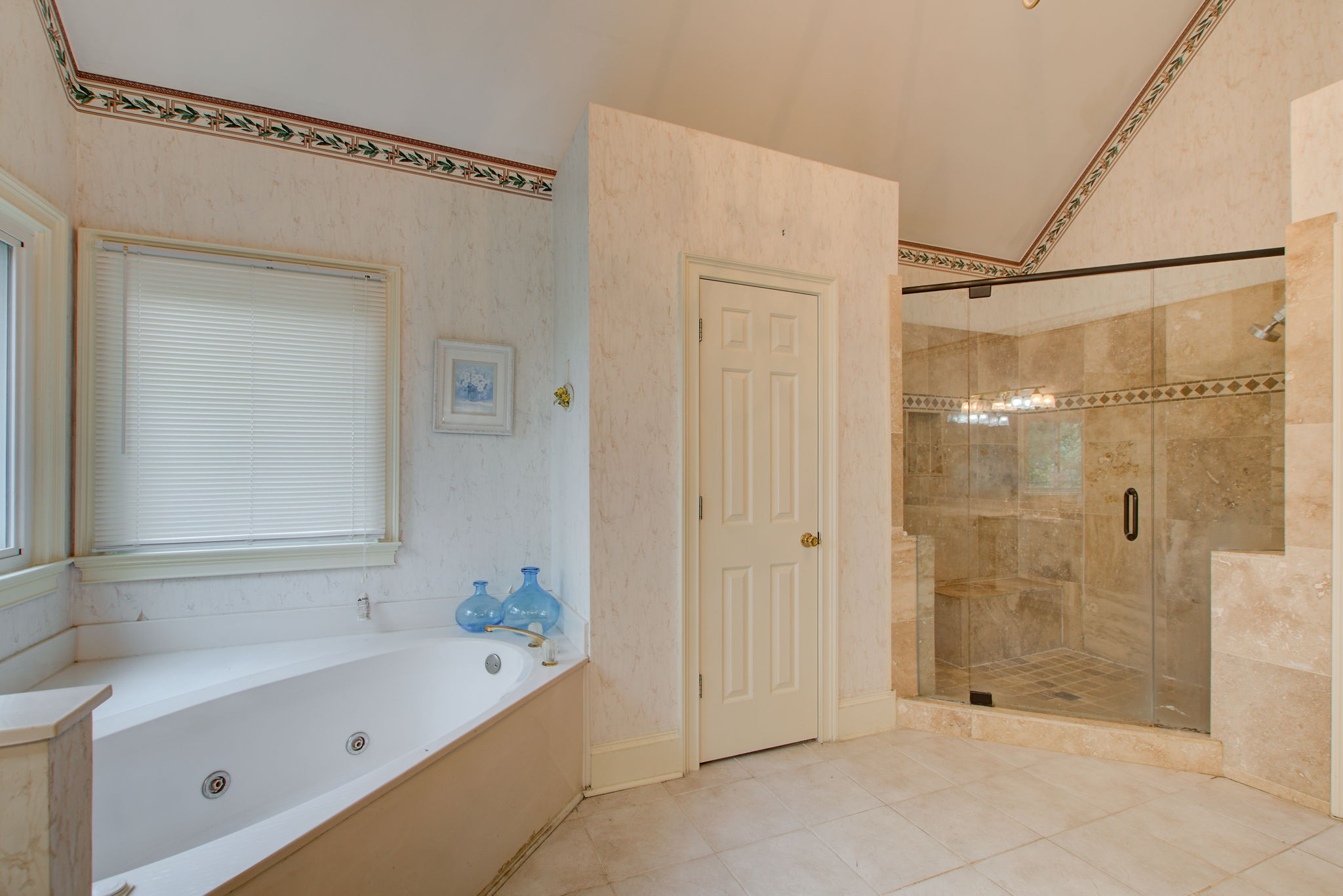 29 Main BR En Suite C Tub Shower Split