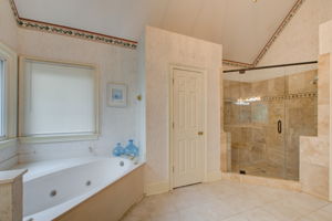 29 Main BR En Suite C Tub Shower Split