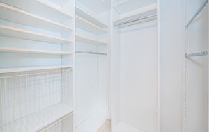 Master Bedroom Walk-in Closet1b