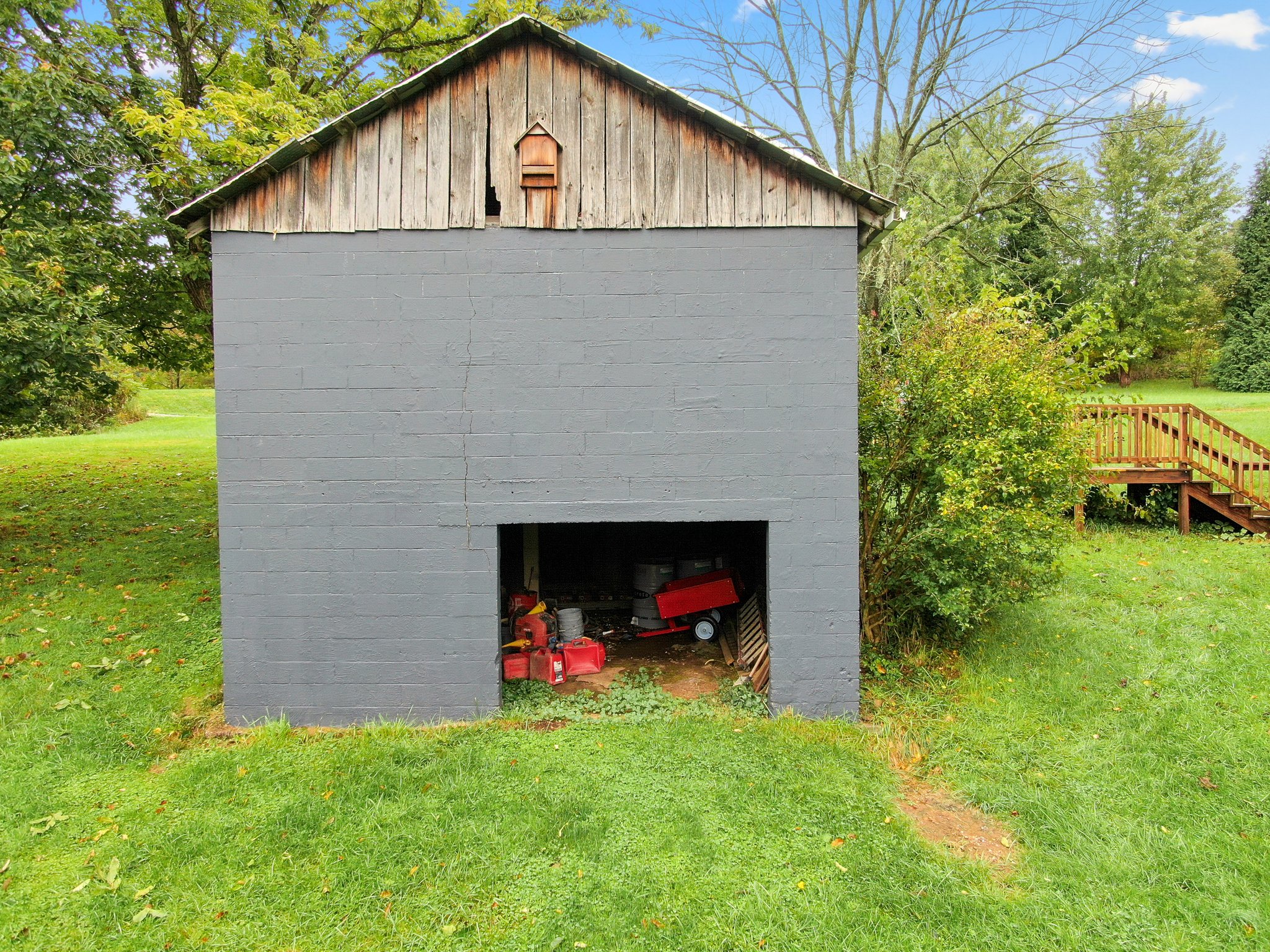 40. Back exterior.jpg