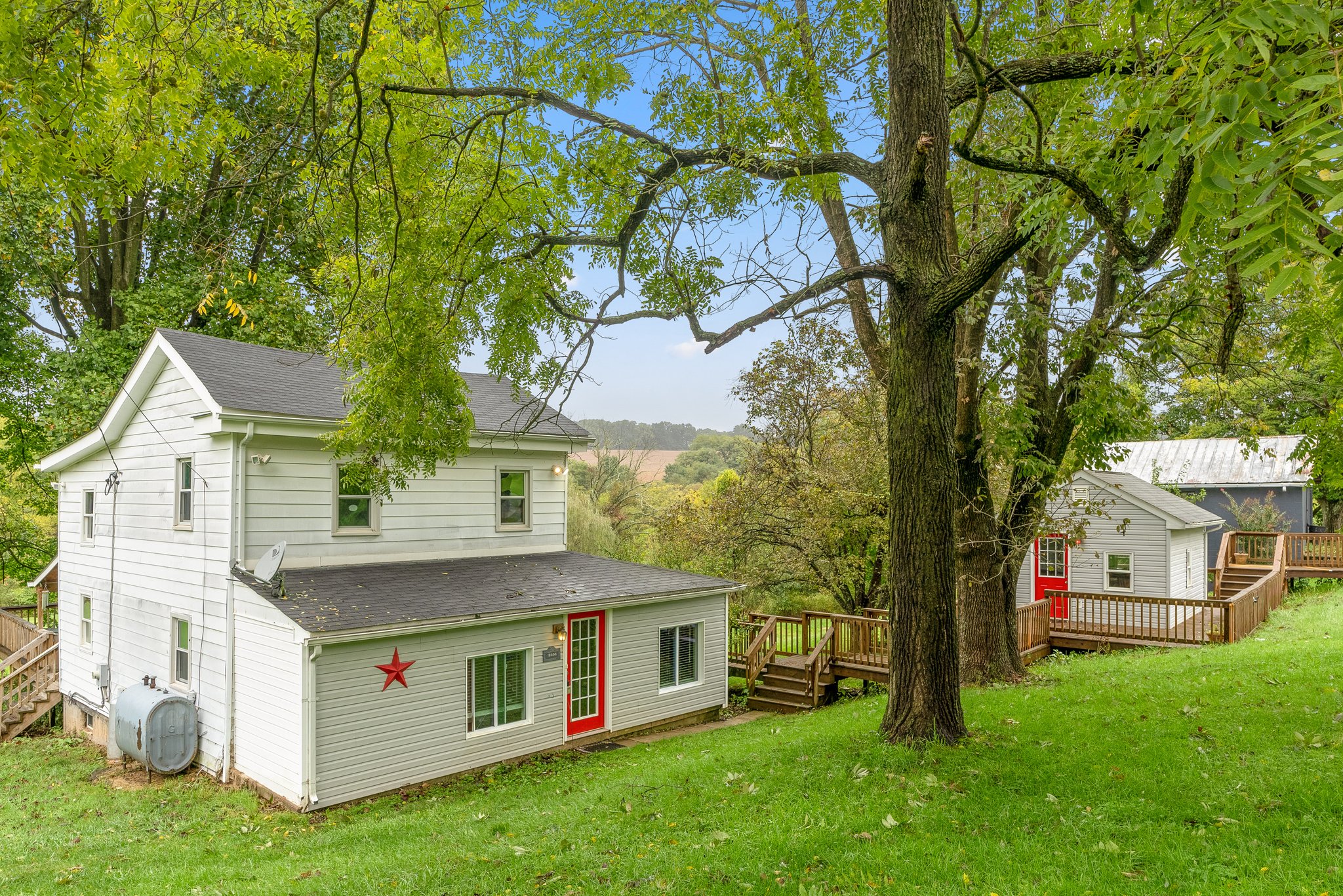 38. Back exterior.jpg