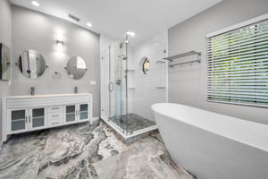 Primary Bathroom1c