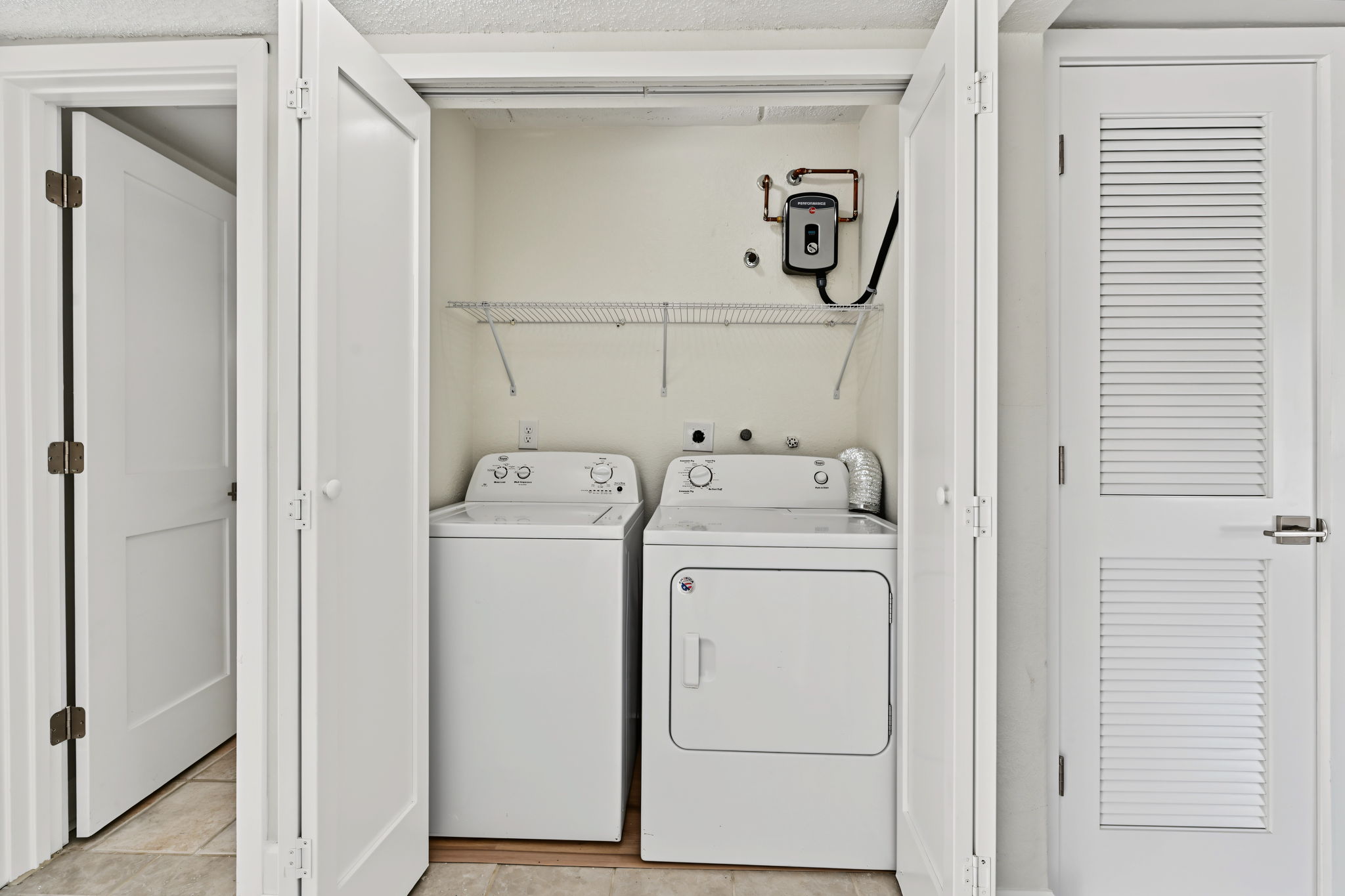 Laundry Room1b