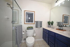 Ensuite Bath w/ Walk-in Shower