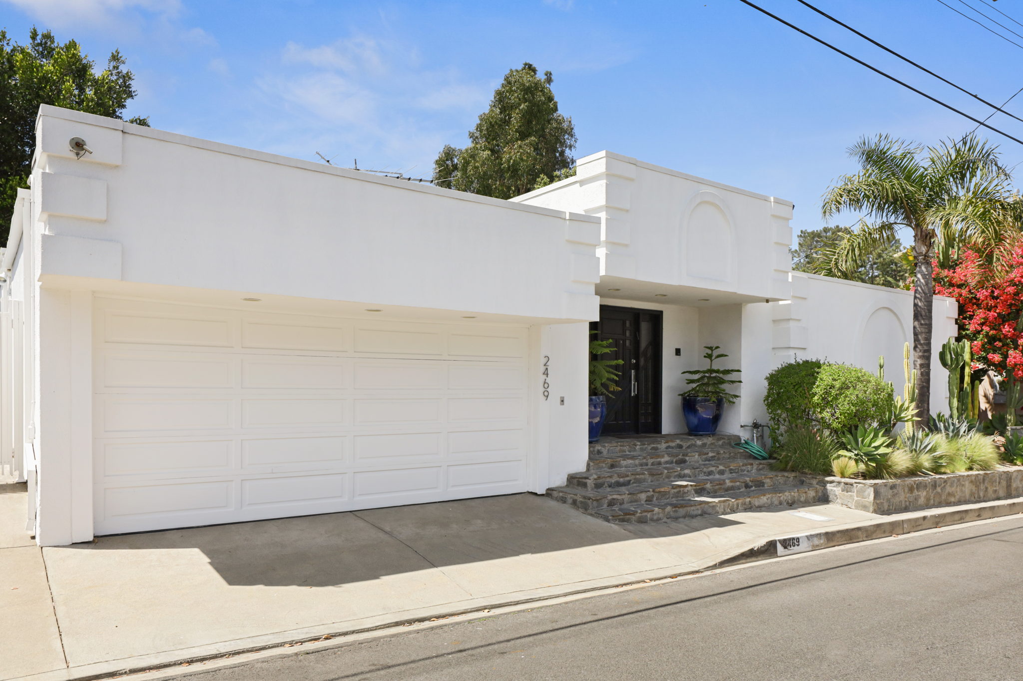 2469 Crest View Dr, Los Angeles, CA 90046, USA Photo 2