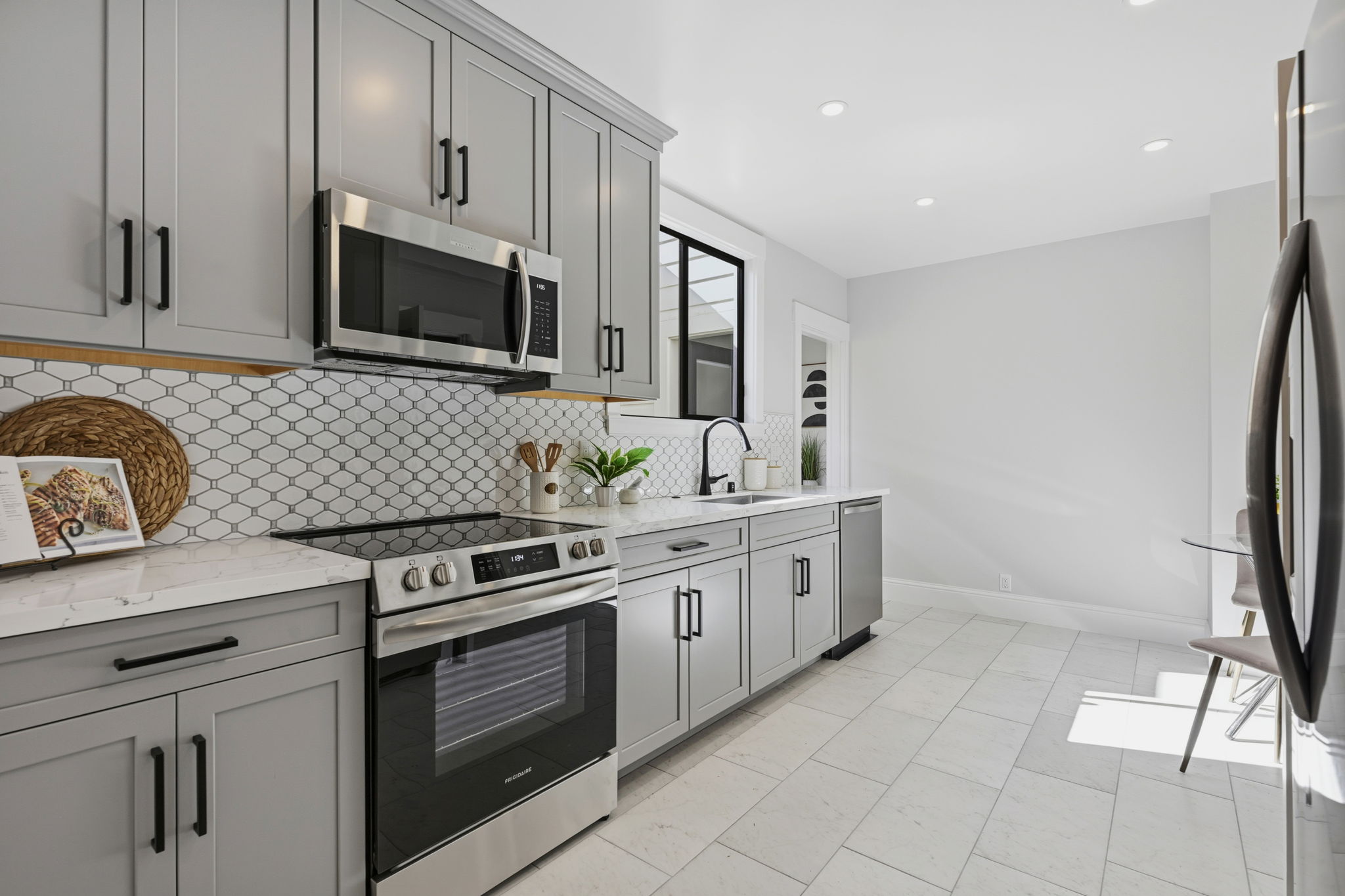 015_F8_2475 18th Ave