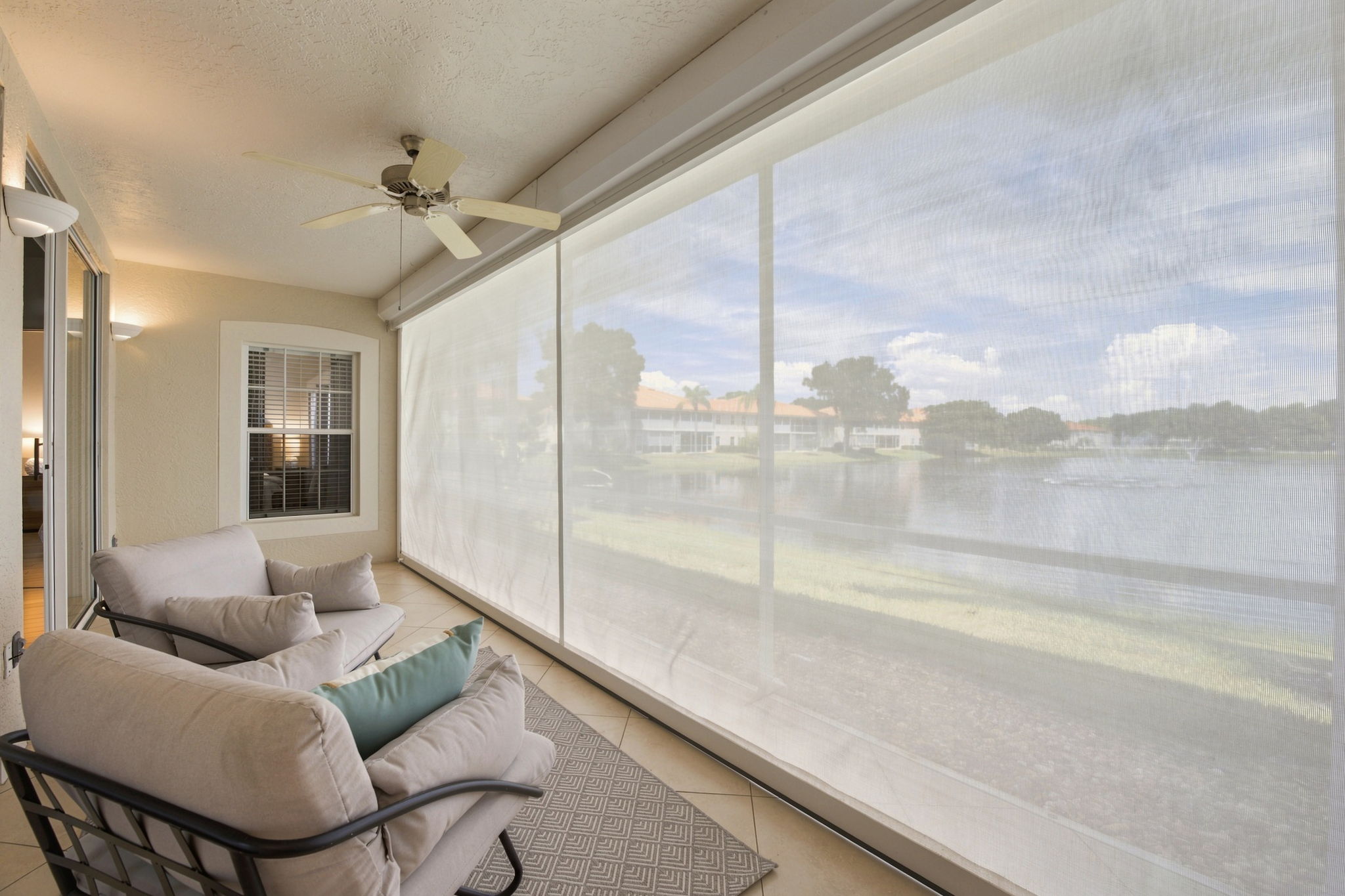 Lanai w/ new electric storm screens and lake/fountain views