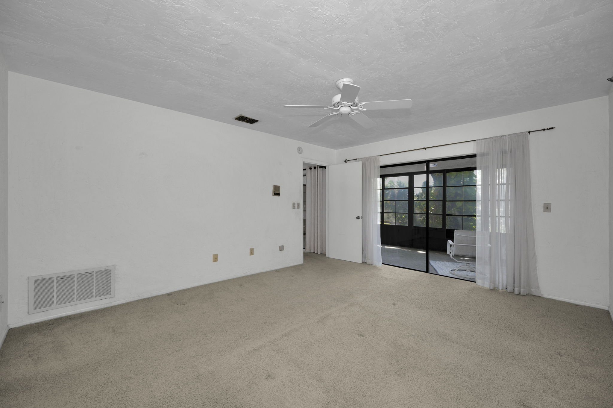 Primary Bedroom1b