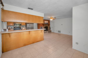 Kitchen Eat-in Area3