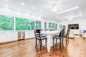 Kitchen/Breakfast Bar