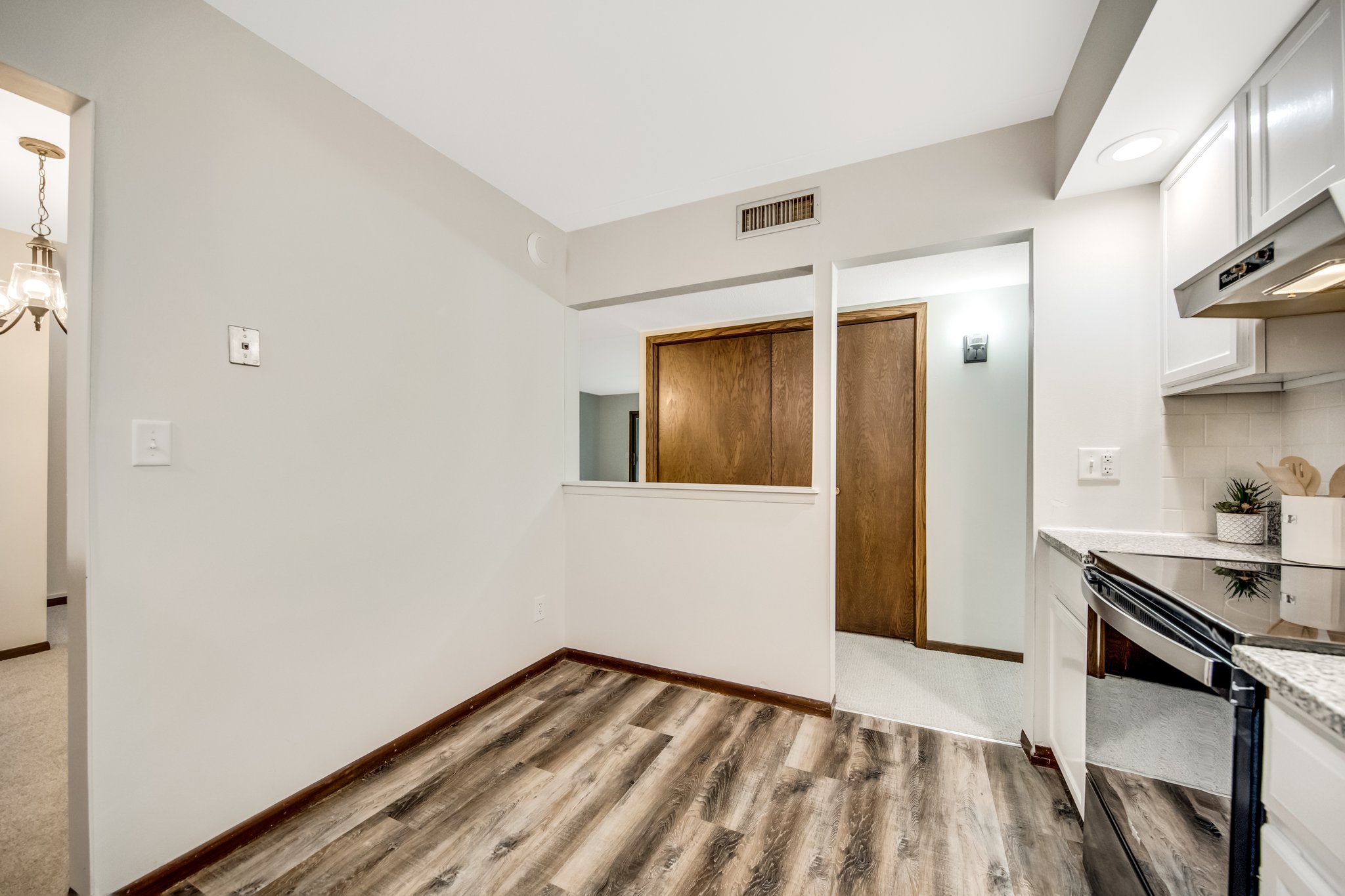2485 Londin Ln E, Maplewood, MN 55119, USA Photo 6