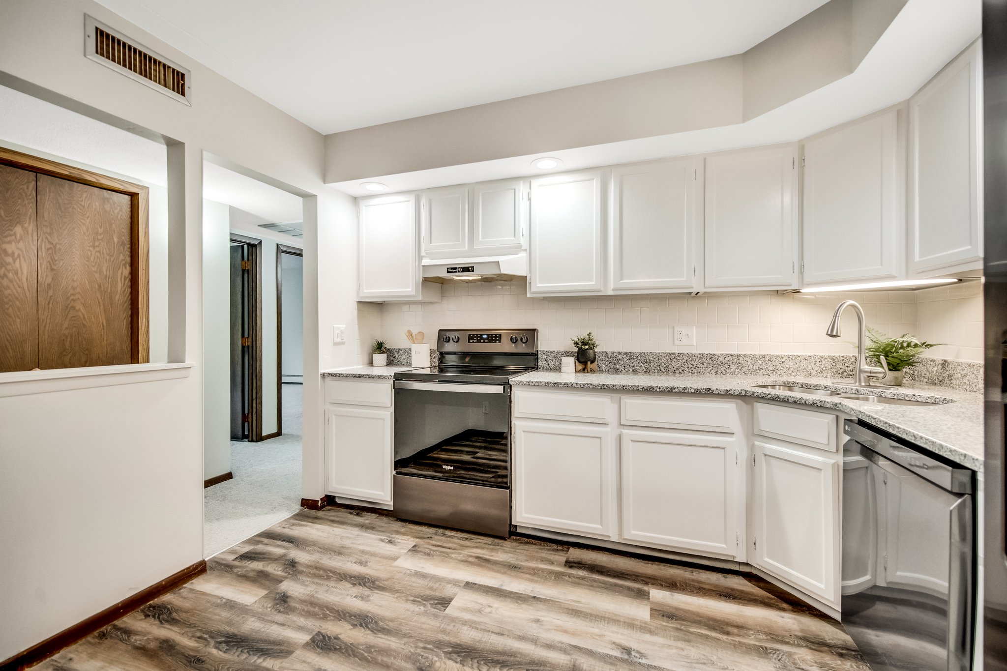 2485 Londin Ln E, Maplewood, MN 55119, USA Photo 5
