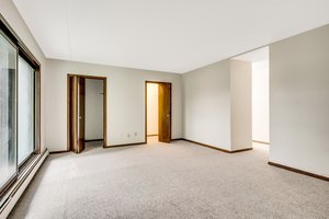 2485 Londin Ln E, Maplewood, MN 55119, USA Photo 16