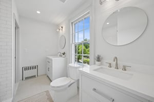 Jack and Jill Bath between Bed 2 and 3