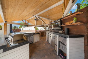 This Built In Kitchen Has Everything!