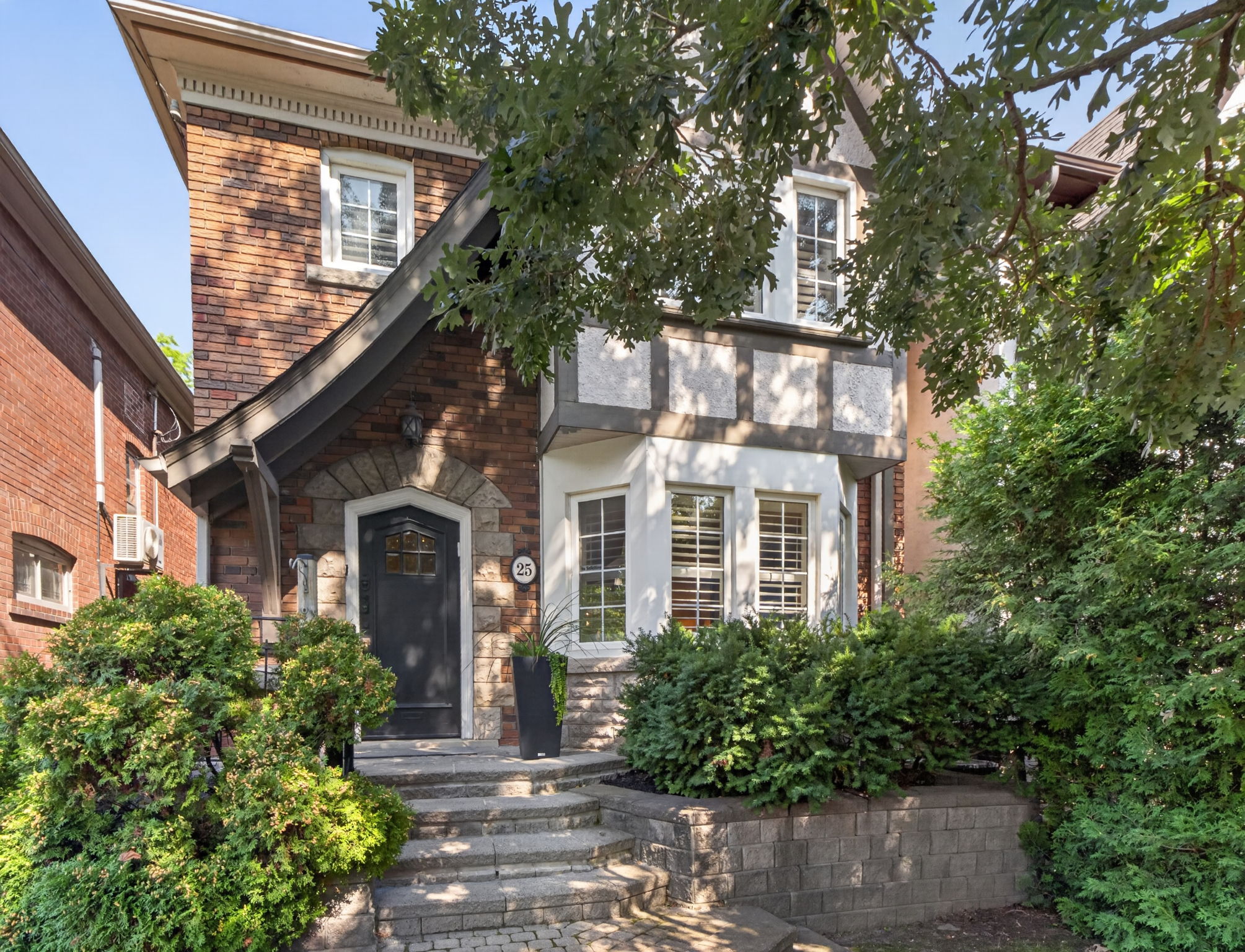 25 Castlewood Rd Toronto, ON M5N 2L1