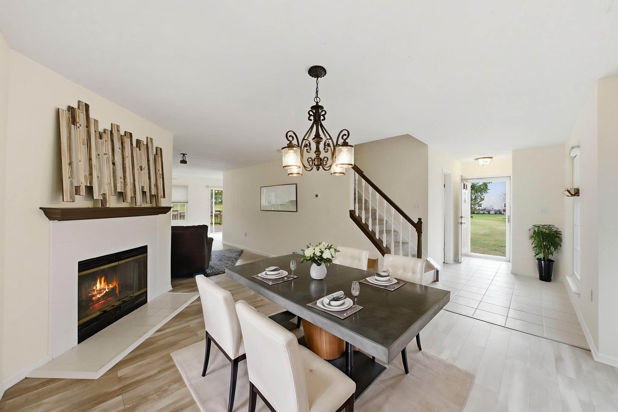 DSC01896 virtually staged.jpeg