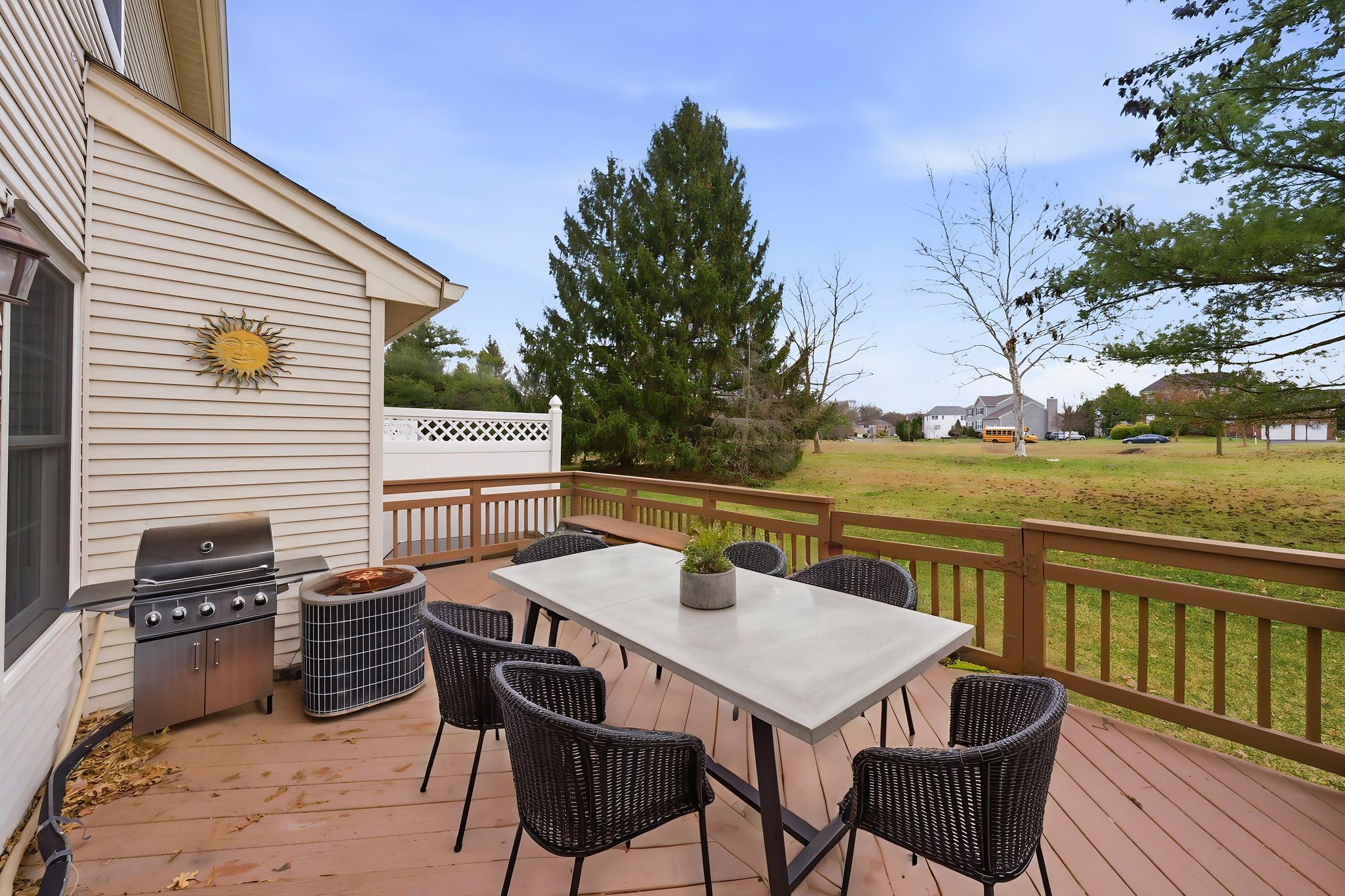 DSC01921 virtually staged.jpeg