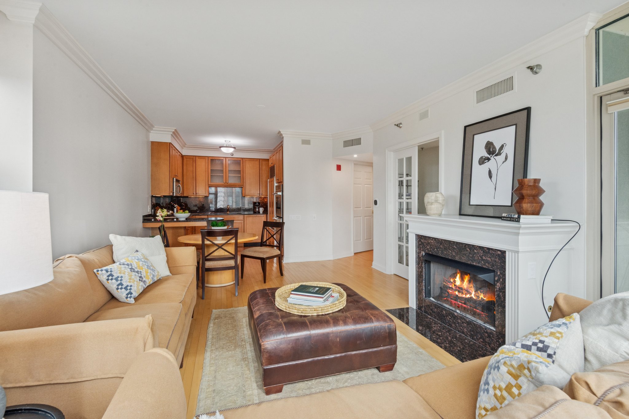 25 E Superior St_004.jpg