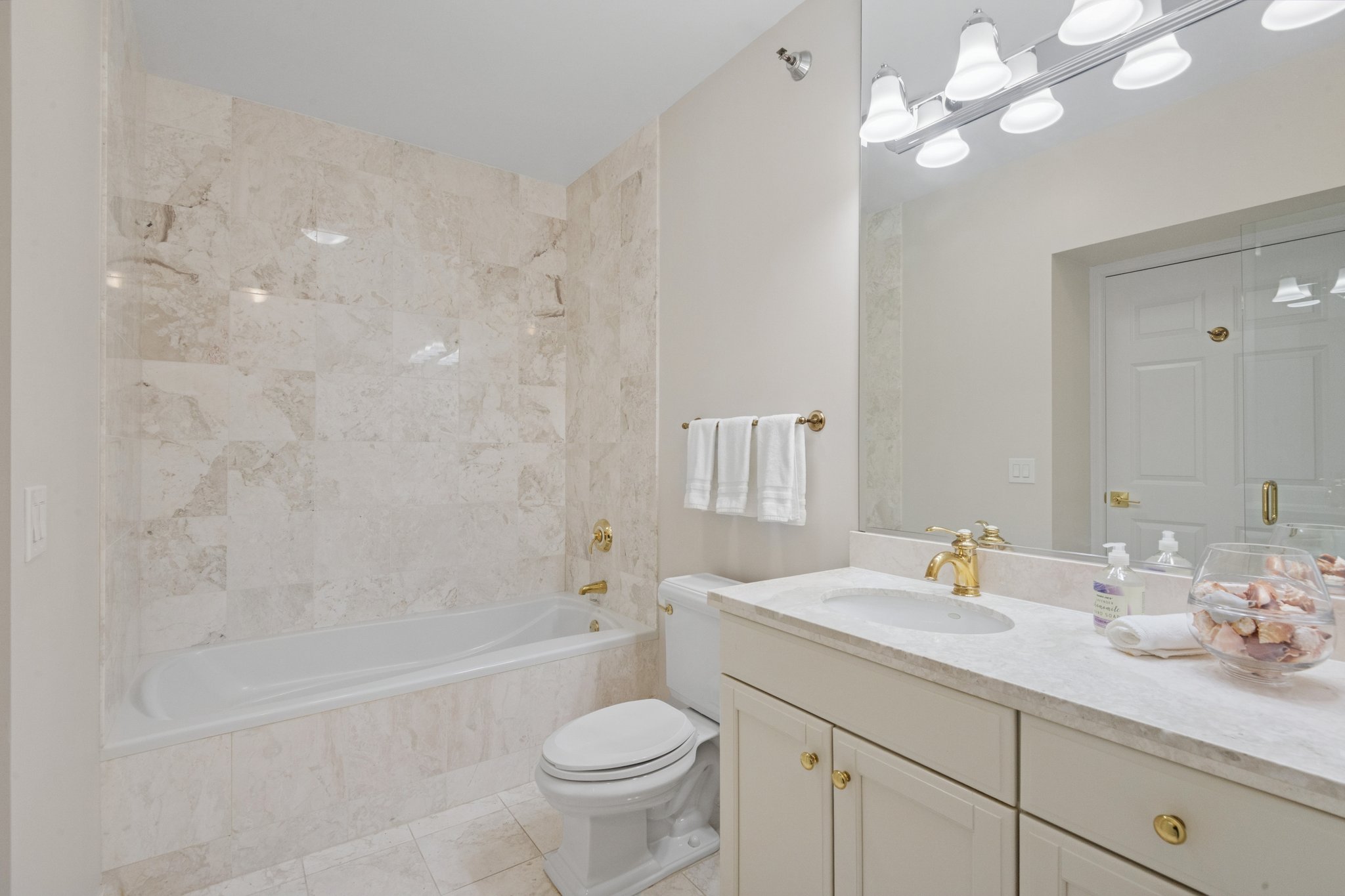 25 E Superior St_018.jpg