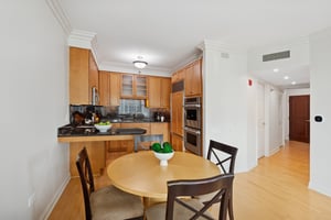25 E Superior St_006.jpg