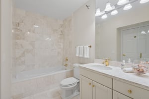 25 E Superior St_018.jpg